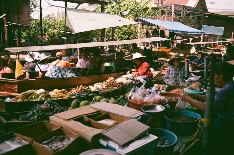 Four Regions Floating Market